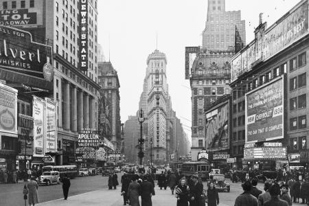 Old photo of New York City street scene